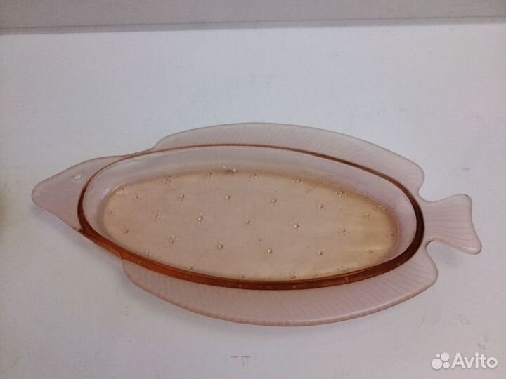 Два винтажных блюда под рыбу,карамельное стекло