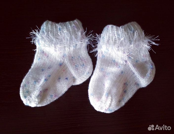 Детские вязаные носки и варежки