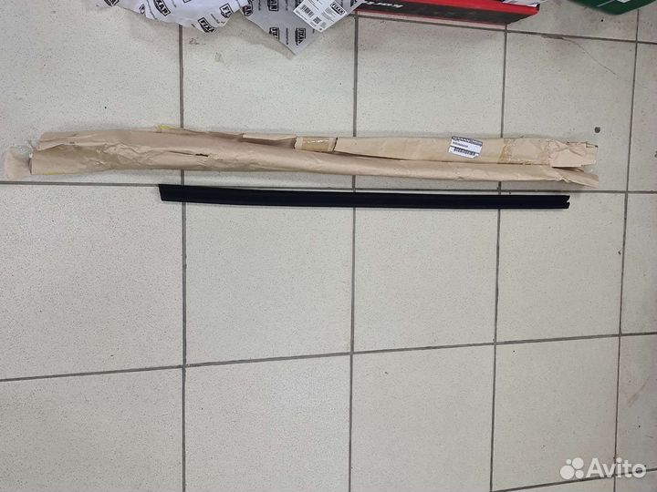 Уплотнитель стекла переднего правого