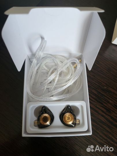 Проводные наушники