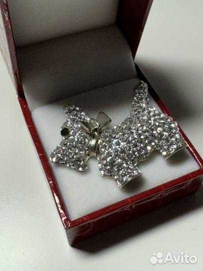 Брошь в виде собачки