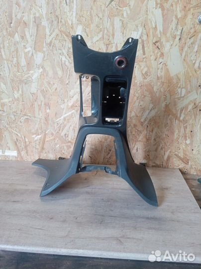 Консоль между сидениями на Ford Kuga