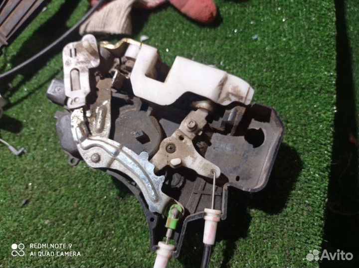 Замок двери задний левый Mitsubishi Colt Z30