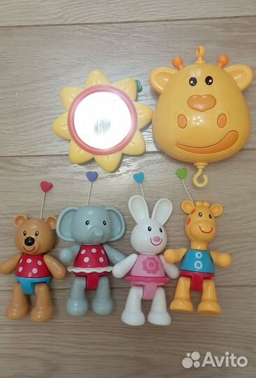 Мобиль на кроватку жирафики