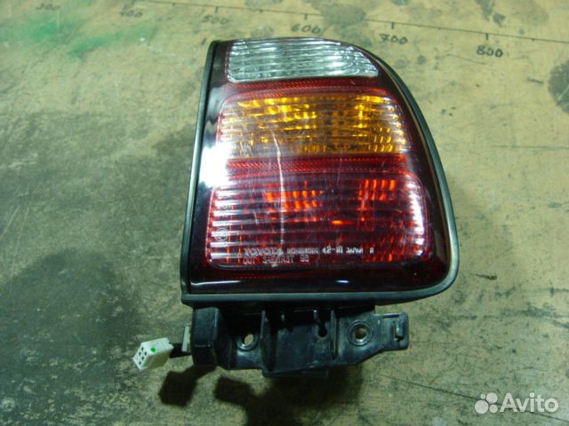 Задний правый фонарь Toyota rav4 1 1998г