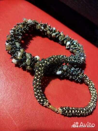 Колье из бисера с лабрадором