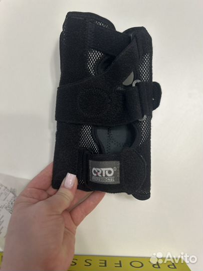 Бандаж на лучезапястный сустав правый L