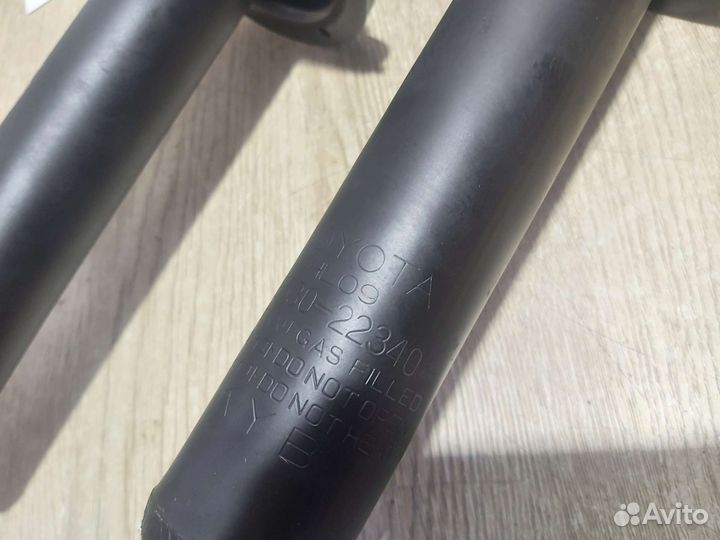 Стойки задние пара Toyota Mark II JZX100 tems