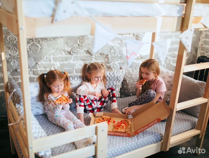 Детская двухъярусная кровать с лестницей с угла