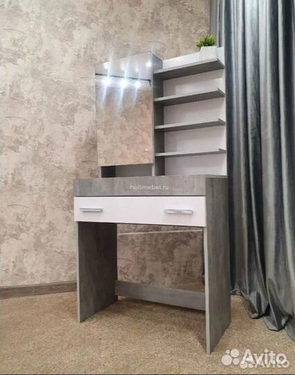 Столик макияжный 