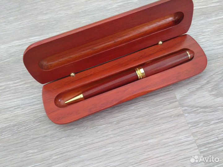 Шариковая ручка в деревянном чехле