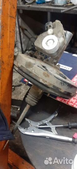 Вакуумный усилитель тормозов с рабочим цилиндров в