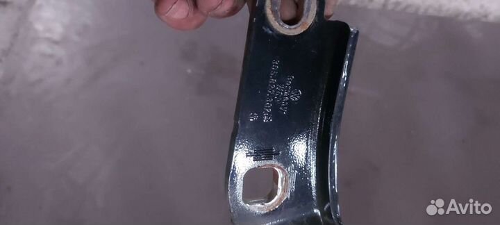 Петля багажника на Volkswagen Passat B6