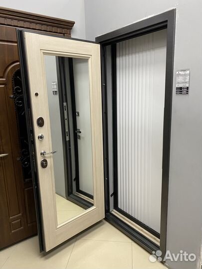 Входная дверь металлическая с зеркалом