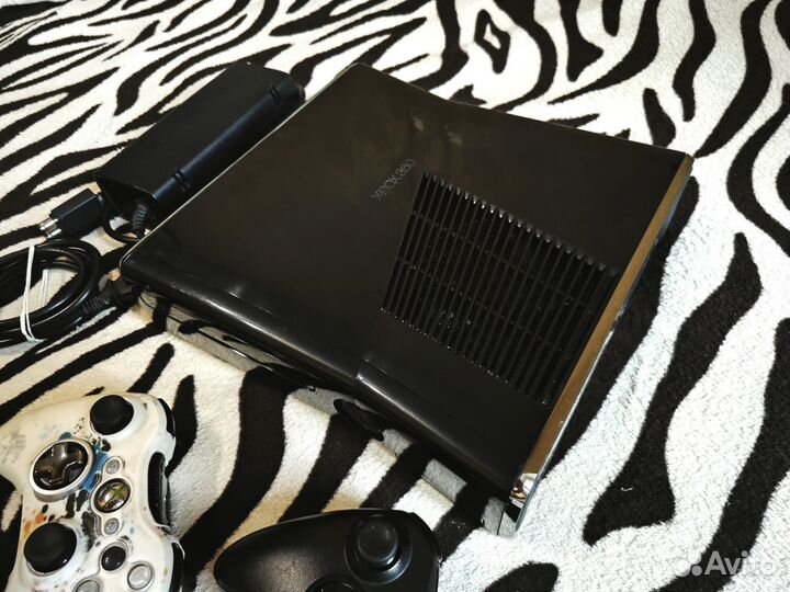 Xbox 360 Slim 500Gb Прошитая 2а геймпада