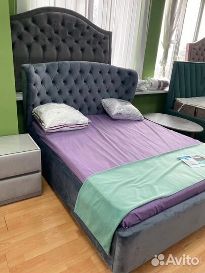 Кровать с мягким изголовьем