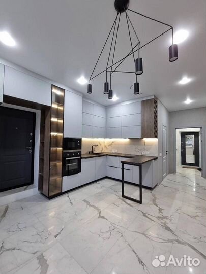 Кухня с подсветкой с барной стойкой