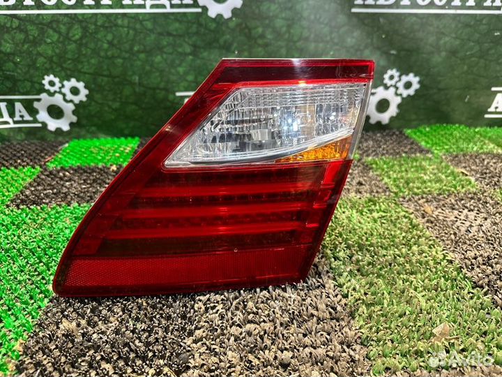 Фонарь в крышку багажника правый Lexus Ls460