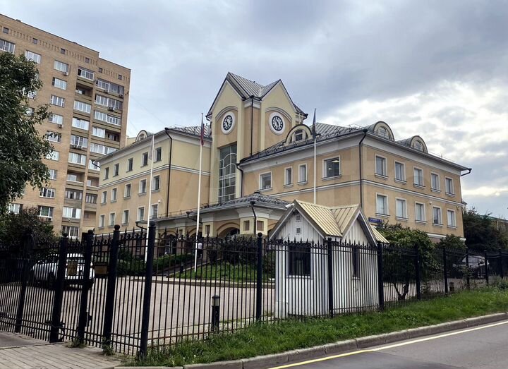 Здание 2973,3м2 на огороженной территории в цао