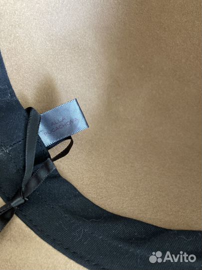 Новая бежевая шляпа из фетра