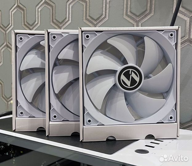 Комплект новых кулеров Lian Li для системного блок