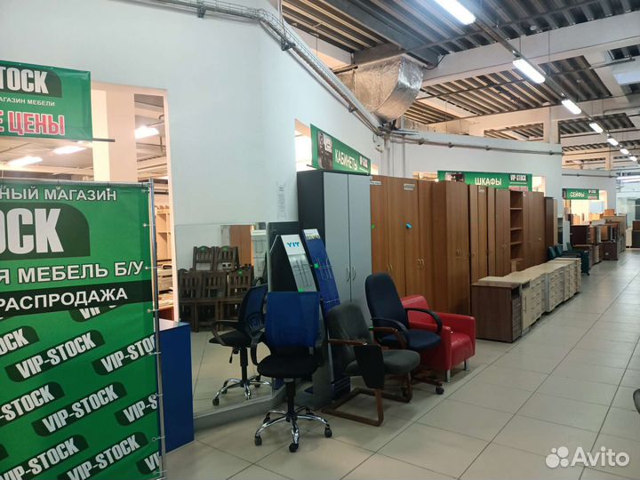 Много офисной мебели б.у. 700м3 в Екатеринбурге