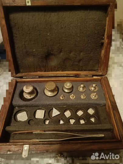Антикварные гирьки в футляре с пинцетом