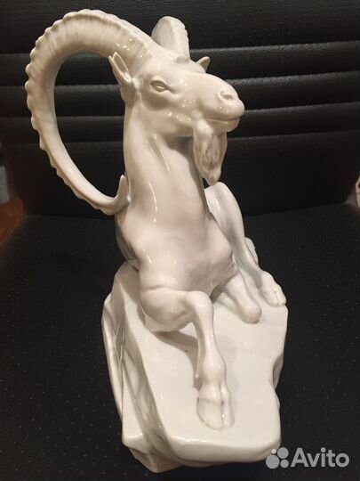 Фарфоровая статуэтка