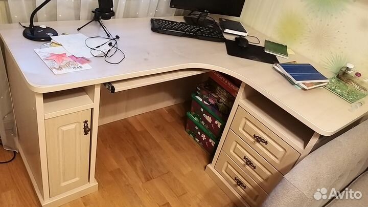 Письменный стол угловой школьный