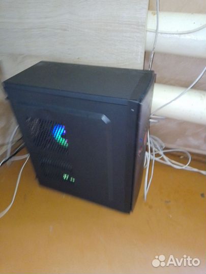 Игровой компьютер с монитором и клавиатурой