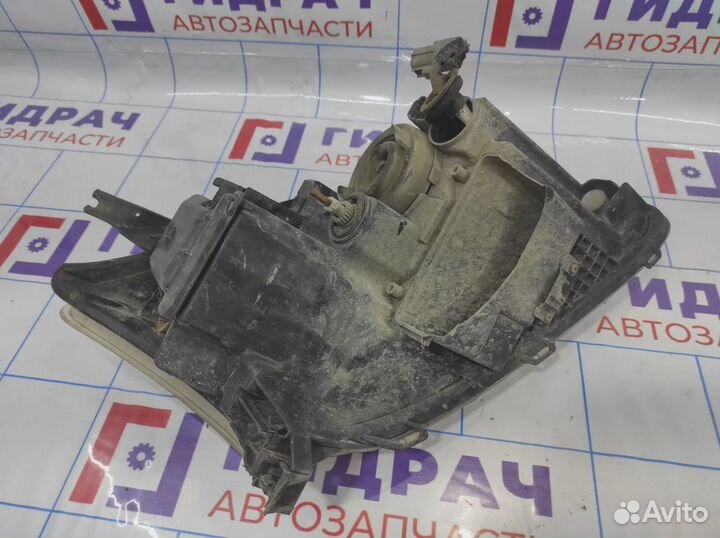 Фара левая Toyota Avensis (T250) 8117005194. Дефект