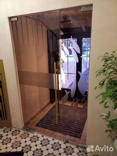 Стеклянная дверь на заказ от 3 дней