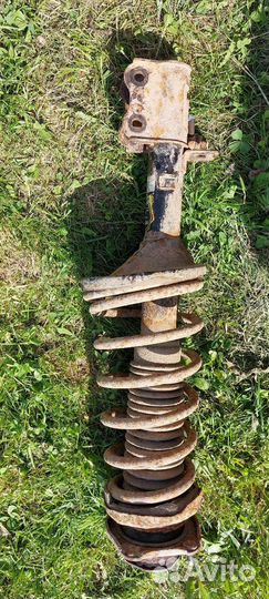 Стойка амортизатора задняя левая Kia Spectra