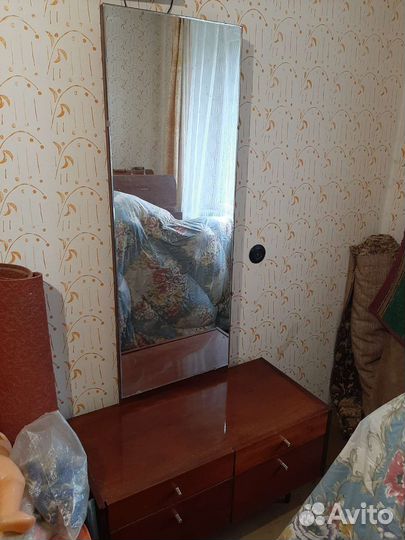 Трюмо с зеркалом