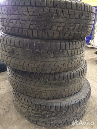 Dunlop SP Winter Ice 01 215/70 R16