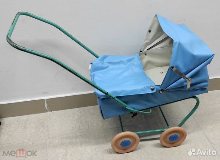 Голубая коляска для куклы 