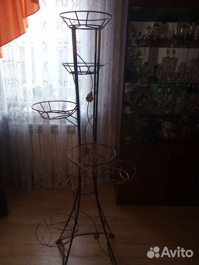 Подставка для цветов напольная кованая,высота 1,5