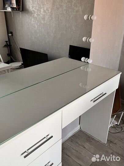 Стол и стулья