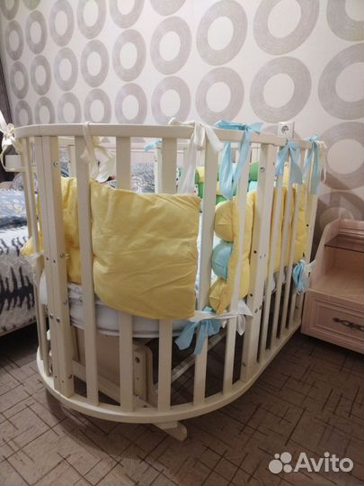 Детская кроватка с маятником