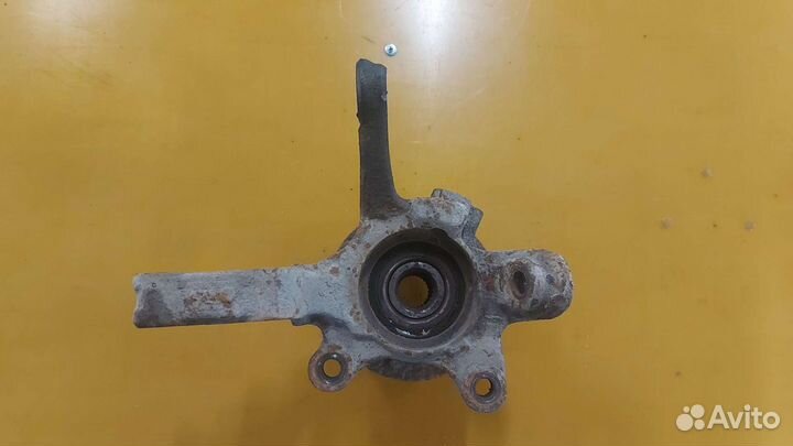 Кулак передний правый Nissan Almera N16