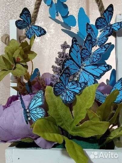 Композиция из пионов и бабочек