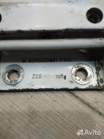 Петли багажника (хлопушка) Mercedes Vito W639