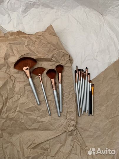 Кисти для макияжа пакетом