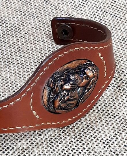 Кожаный браслет с камеей 