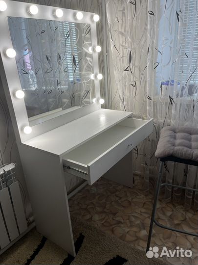 Продается туплетный столик