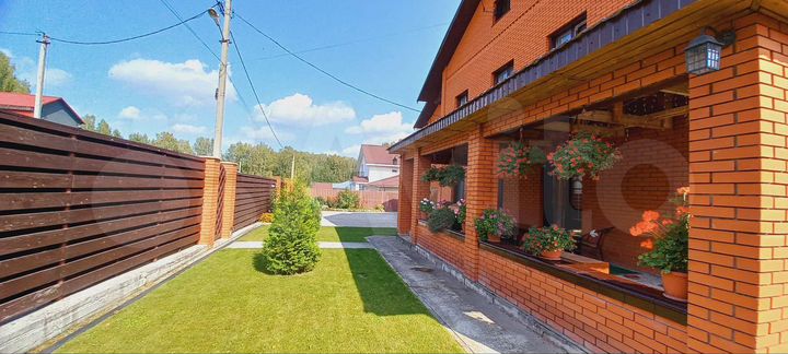 Коттедж 300 м² на участке 12 сот.