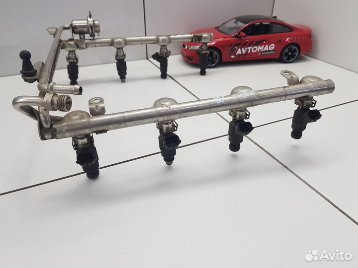 Рейка топливная (рампа) с форсунками (Audi A8)