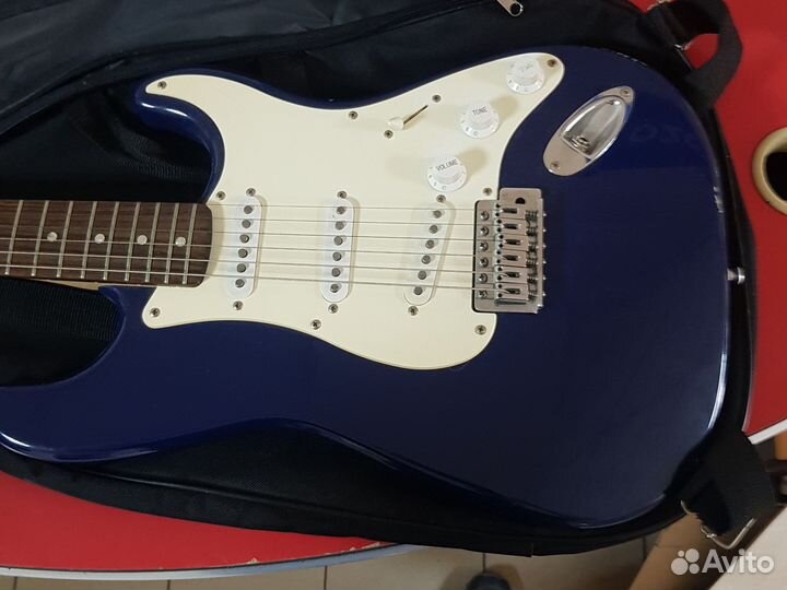 Электрогитара Fender Squier Bullet Strat + педаль