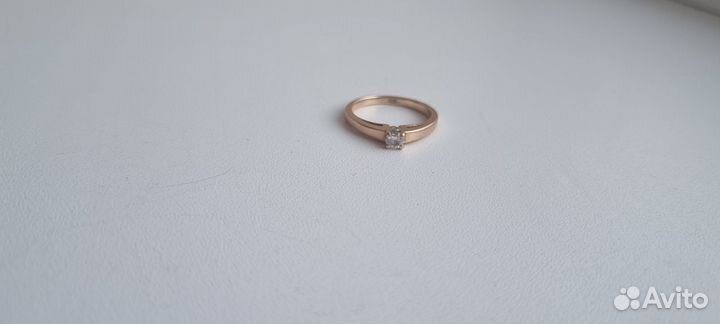 Золотое кольцо с бриллиантом