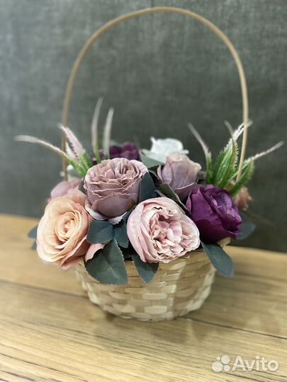 Корзина ритуальная с искусственными цветами